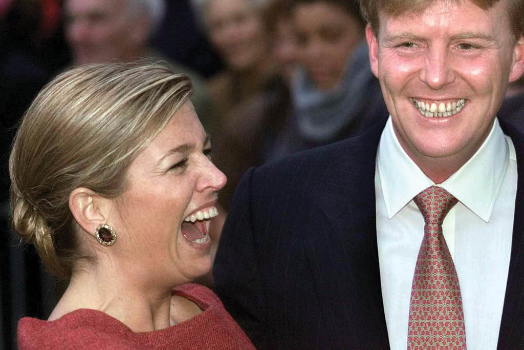 Maxima Zorreguieta (L) and Dutch Crownprince Willem Alexander have a joyfull moment during their tour outside the royal palace Noordeinde in The Hague Friday 30 March 2001, after the announcement by Queen Beatrix of the engagement of the crownprince and Argentinian Maxima   dpa