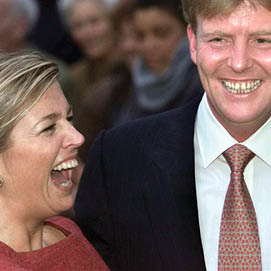 Maxima Zorreguieta (L) and Dutch Crownprince Willem Alexander have a joyfull moment during their tour outside the royal palace Noordeinde in The Hague Friday 30 March 2001, after the announcement by Queen Beatrix of the engagement of the crownprince and Argentinian Maxima   dpa