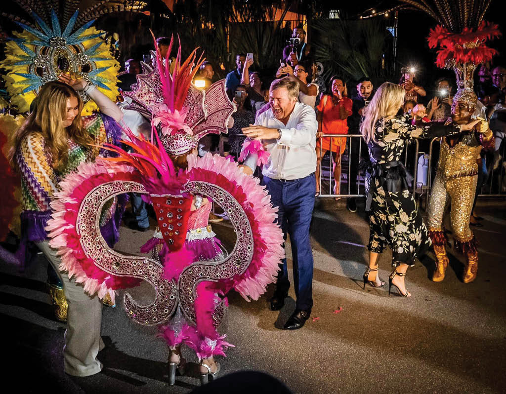 ARUBA - Prinses Amalia, koning Willem-Alexander en koningin Maxima dansen tijdens een bezoek aan Bon Bini Festival op de tweede dag van het bezoek van het koninklijk paar en prinses Amalia aan Aruba. De kroonprinses heeft een tweeweekse kennismaking met de landen Aruba, Curacao en Sint Maarten en de eilanden die Caribisch Nederland vormen: Bonaire, Sint Eustatius en Saba. ANP REMKO DE WAAL