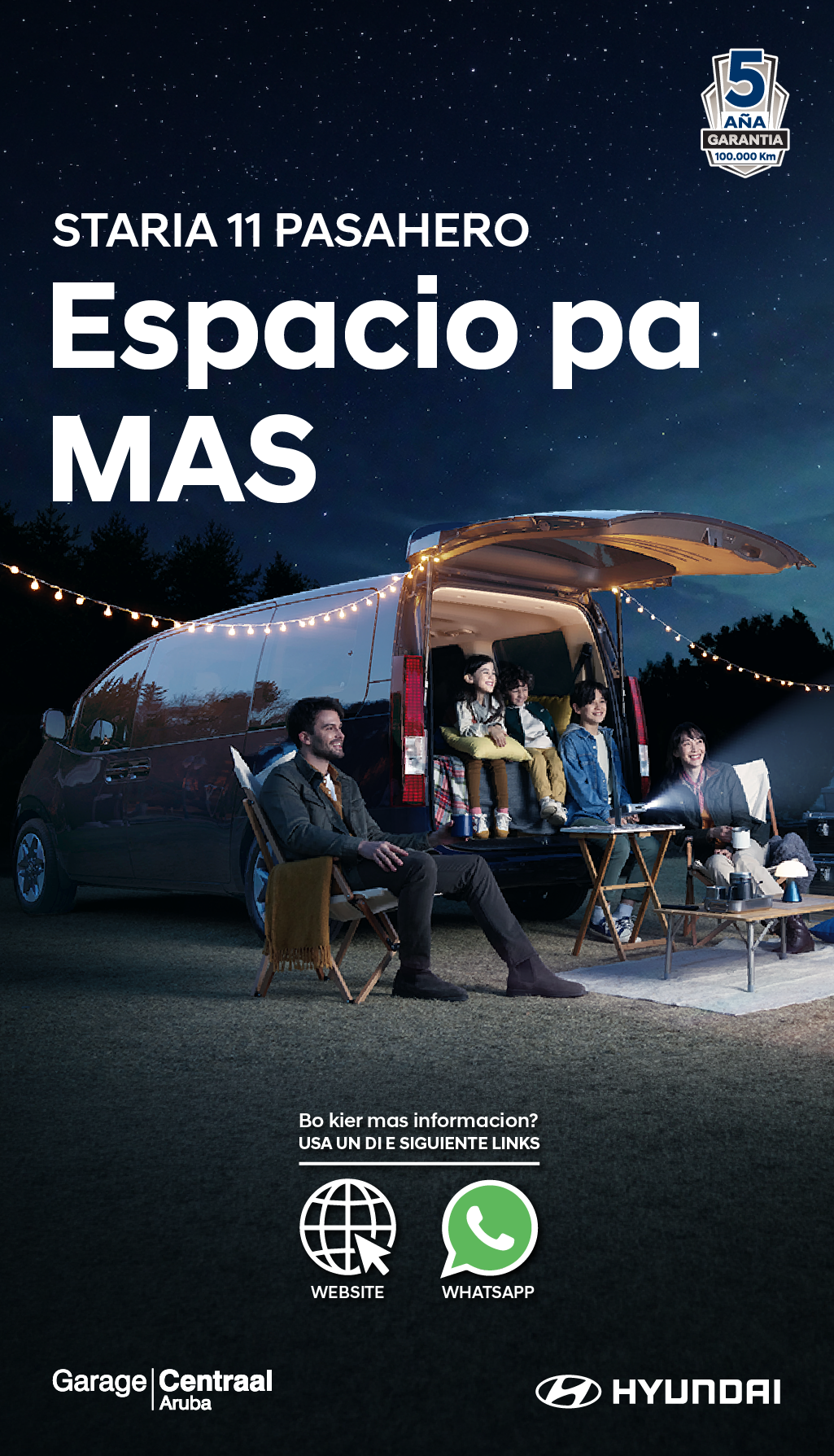 Un grupo de personas sentadas junto a una camioneta Hyundai estacionada de noche bajo un cielo estrellado con luces decorativas y texto promocional sobre espacio para m s pasajeros. Descripci n generada con IA