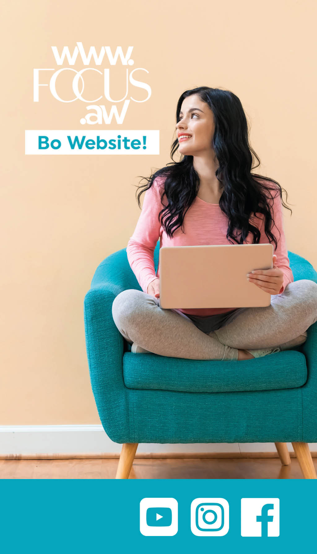 Persona con cabello largo y rizado sentada en un sill n azul con una computadora port til en las piernas y texto promocionando un sitio web junto a conos de redes sociales.  Descripci n generada con IA