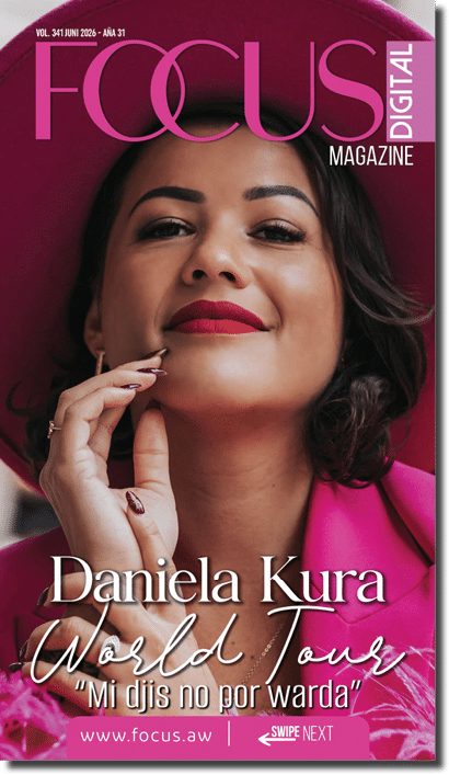 Portada de revista digital con una persona de cabello corto y oscuro vistiendo un saco rosa y posando con la mano cerca del rostro junto al texto promocional de un tour mundial. Descripci n generada con IA