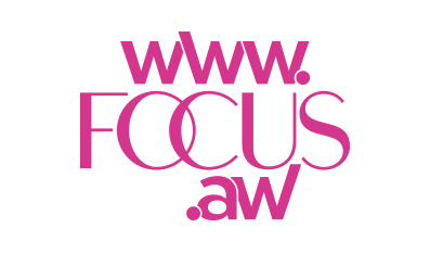 Logotipo en color rosa con el texto “www.FOCUS.aw" en un dise o tipogr fico estilizado. Descripci n generada con IA