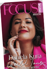 Persona con cabello rizado y chaqueta rosa aparece en la portada de una revista digital titulada Focus con el texto “Daniela Kura World Tour". Descripci n generada con IA