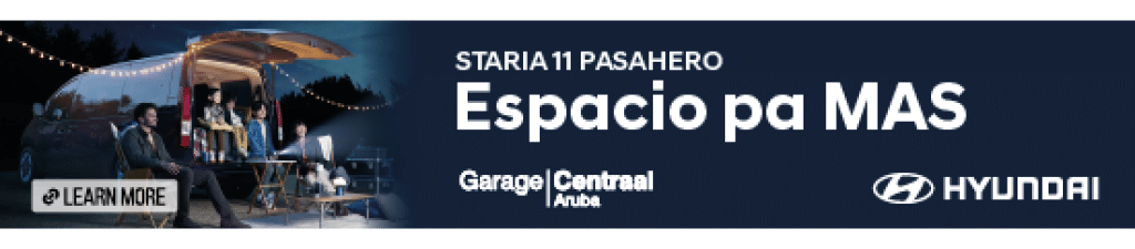 Personas sentadas y de pie alrededor de una camioneta Hyundai Staria 11 Pasajero en un ambiente nocturno con texto promocional en espa ol. Descripci n generada con IA