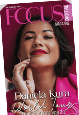 Persona con cabello rizado y chaqueta rosa aparece en la portada de una revista digital titulada Focus con el texto “Daniela Kura World Tour". Descripci n generada con IA