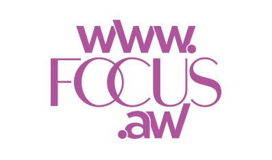 Logotipo en color rosa con el texto “www.FOCUS.aw" en un dise o tipogr fico estilizado. Descripci n generada con IA