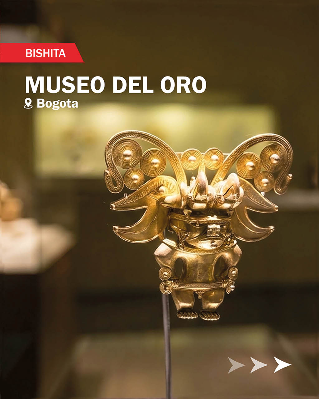 Escultura dorada detallada con forma antropomorfa y elementos decorativos curvos exhibida en el Museo del Oro en Bogot . Descripci n generada con IA