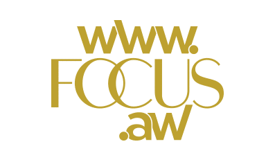 Logotipo en color rosa con el texto “www.FOCUS.aw" en un dise o tipogr fico estilizado. Descripci n generada con IA