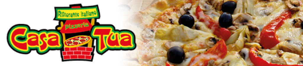 Logotipo colorido de un restaurante italiano llamado Casa Tua junto a una imagen de una pizza con aceitunas negras, pimientos y queso derretido. Descripci n generada con IA