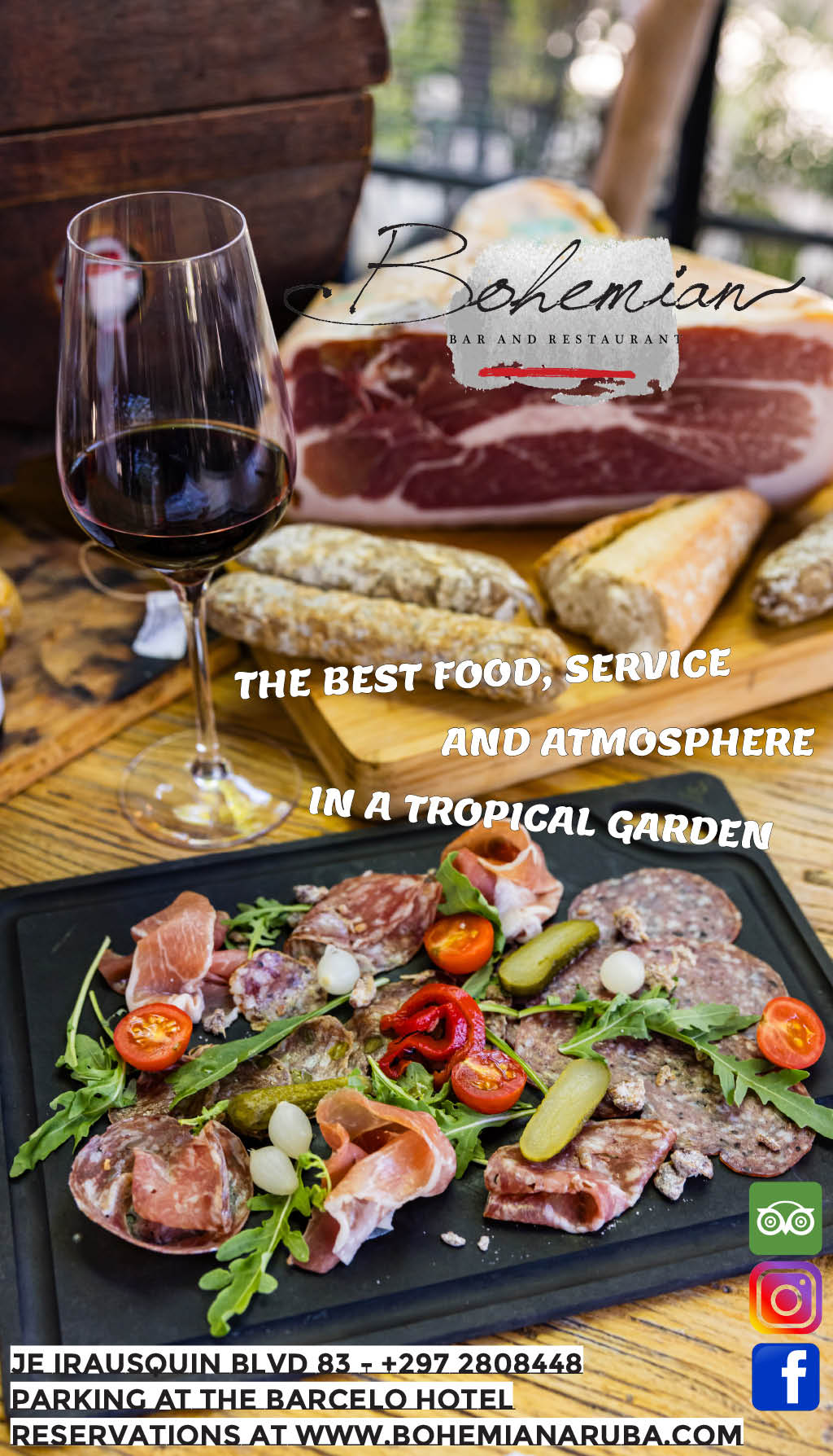 Mesa con una tabla de embutidos variados, encurtidos y verduras frescas acompa ada de una copa de vino tinto en un ambiente r stico con un cartel que promociona comida, servicio y atm sfera en un jard n tropical. Descripci n generada con IA