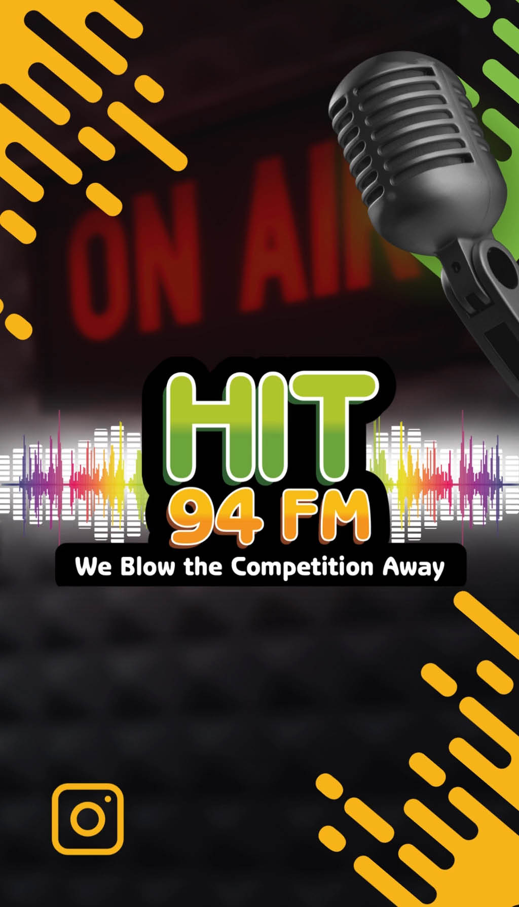 Logo de la estaci n de radio HIT 94 FM con un micr fono antiguo y el texto “We Blow the Competition Away" sobre un fondo oscuro con luces y ondas de sonido. Descripci n generada con IA