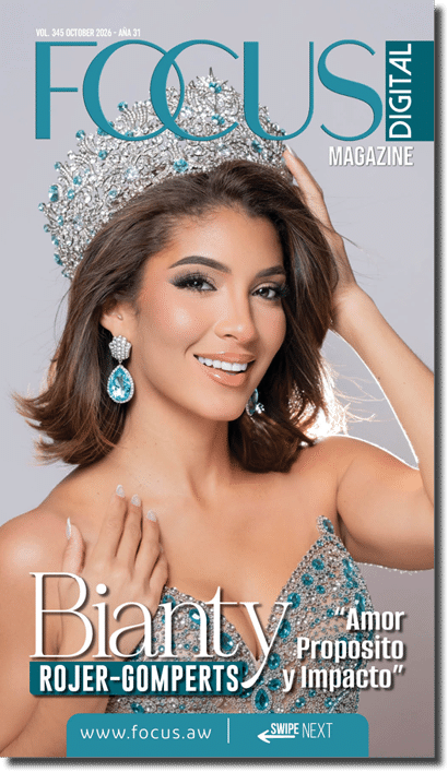 Persona con cabello corto y ondulado que lleva una corona y aretes grandes con piedras azules y un vestido brillante a juego, sonriendo para la portada de una revista digital. Descripci n generada con IA